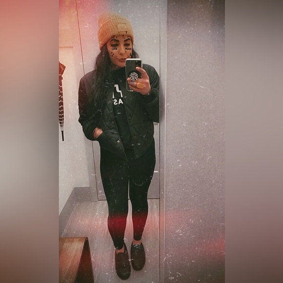 meet your posher, Whitney! - Picture 3 of 4